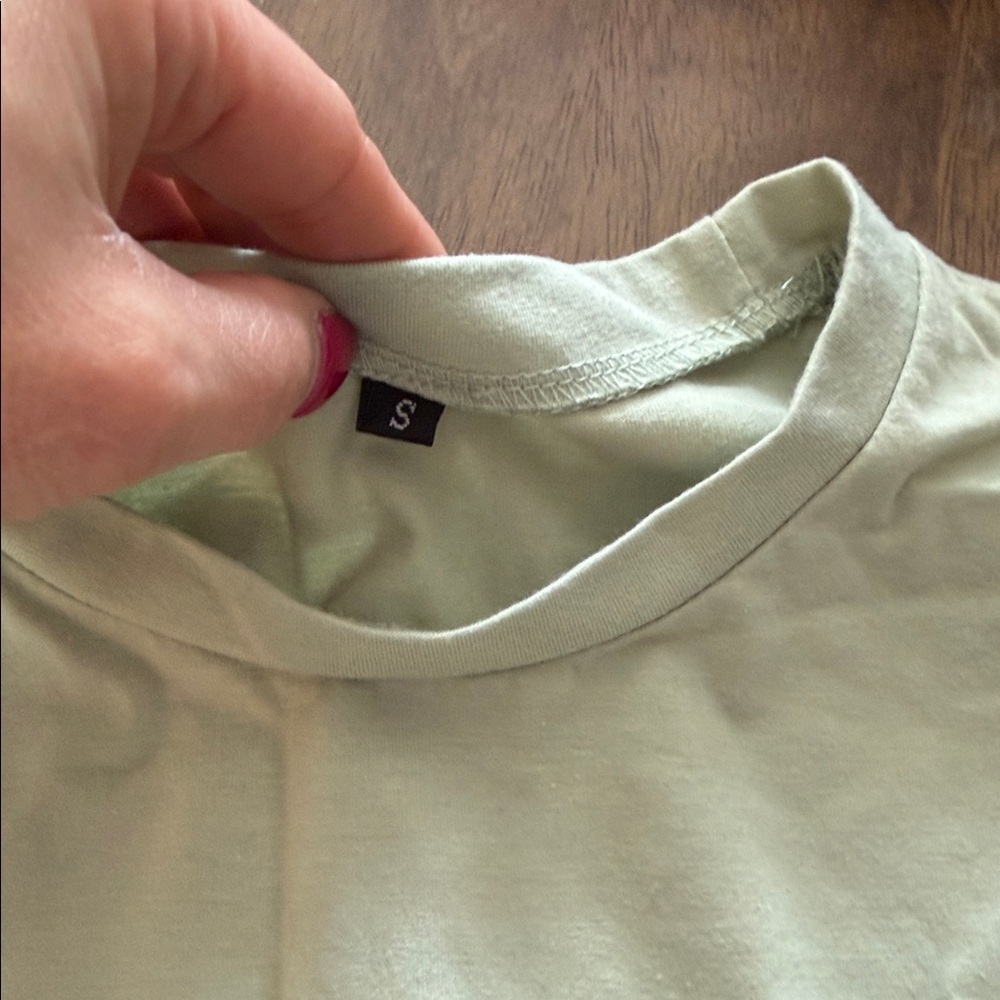 Super cute tee - Picture 3 of 3